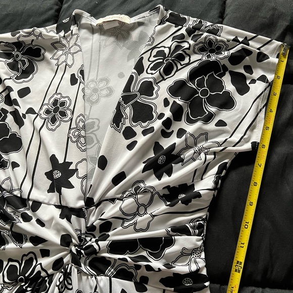 Dress. Knee length - Picture 9 of 16